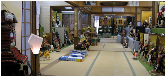 安藤人形店の五月人形展示