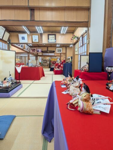 京都のひな人形店・安藤人形店。2階の展示場のようす。